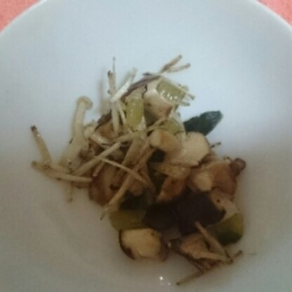 椎茸とえのき茸、シメジですが作りました♪オイスターソースで簡単～美味しくいただきました。ご馳走様です(^^)